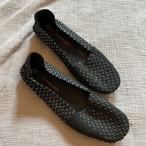 Bernie Mev - Demure Flat